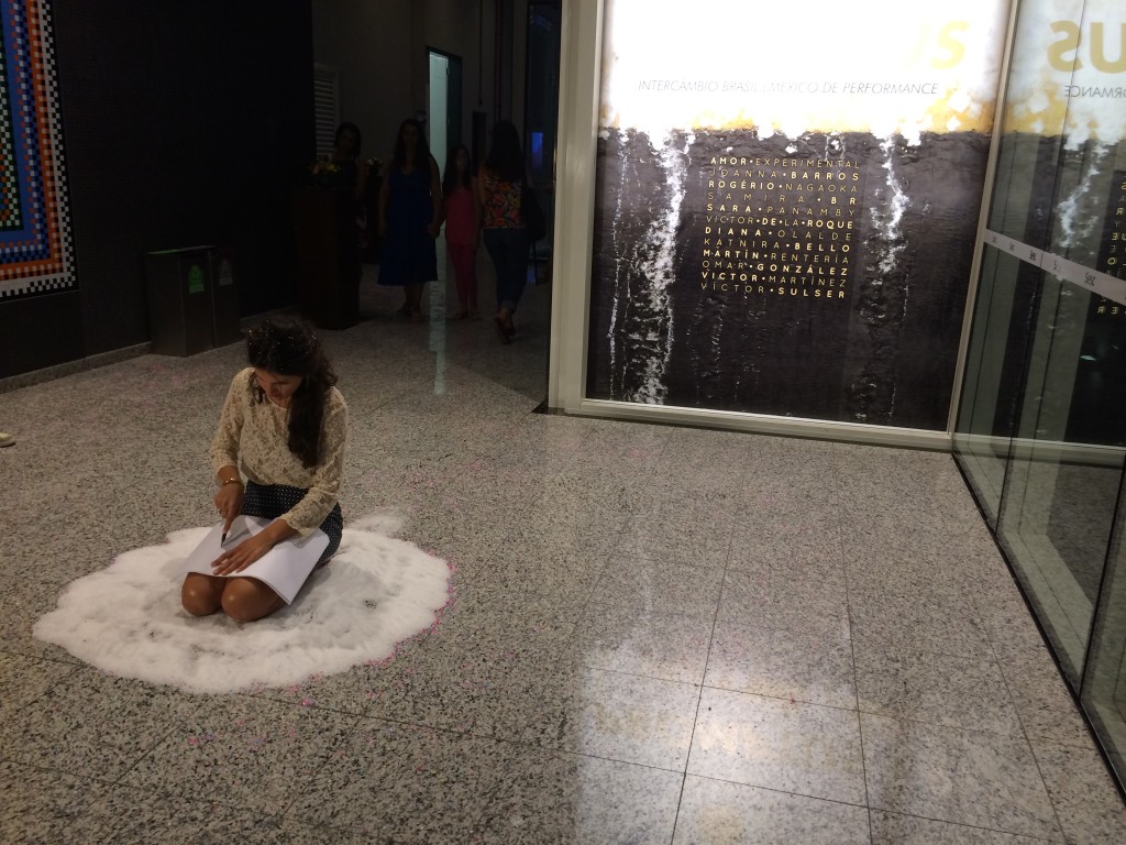 Ações movidas: ajoelhada num circulo de sal, fazer uma incisão em todas as páginas em branco do livro. Fotos Paula Montoro