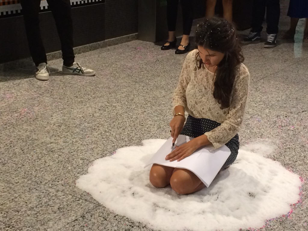 Ações movidas: ajoelhada num circulo de sal, fazer uma incisão em todas as páginas em branco do livro. Fotos Paula Montoro