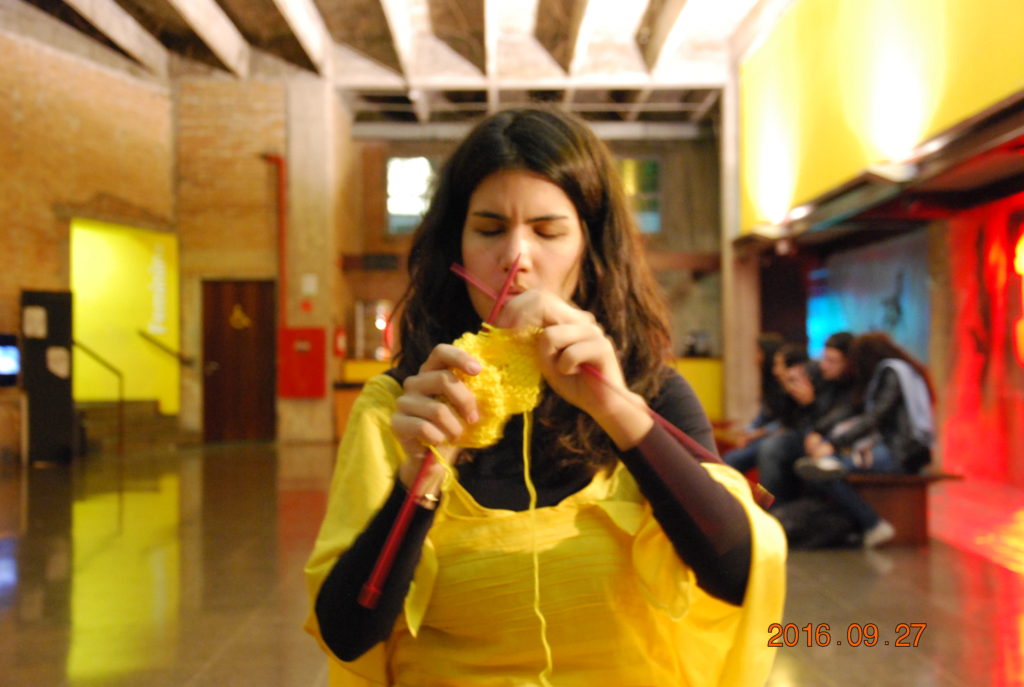 Tentativa#2. Performance duracional. Ações movidas: carregar as pedras, andando nelas. Tricotar com olhos fechados.  Ação realizada no TUCARENA, SP, Brasil, durante a Semana das Artes do Corpo (2017). Foto: Bianca Hisse