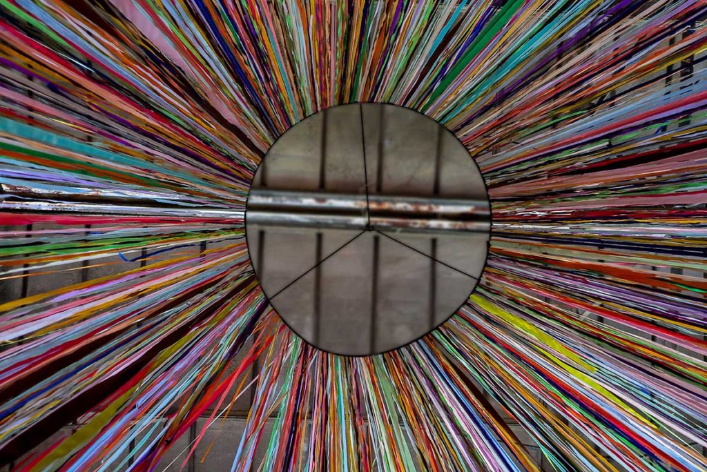 Detalhe da instalação TENDA, da artista italiana Valéria Sanguini, no MAAM, Museo dell'Altro e dell'Altrove di Metropoliz), em Roma (IT), onde foi realizada a performance. Ação movida: desenredar os fios de olhos fechados. Foto: Federico Riva