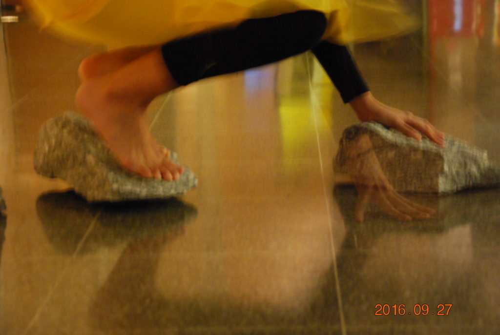 Tentativa#2. Performance duracional. Ações movidas: carregar as pedras, andando nelas. Tricotar com olhos fechados.  Ação realizada no TUCARENA, SP, Brasil, durante a Semana das Artes do Corpo (2017). Foto: Bianca Hisse