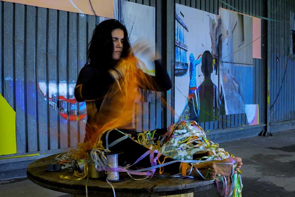 Só escapo pela porta da saída. Performance duracional realizada em 2016, dentro da instalação TENDA, da artista italiana Valéria Sanguini, no MAAM, Museo dell'Altro e dell'Altrove di Metropoliz), em Roma (IT). Ação movida: desenredar os fios de olhos fechados. Foto: Federico Riva