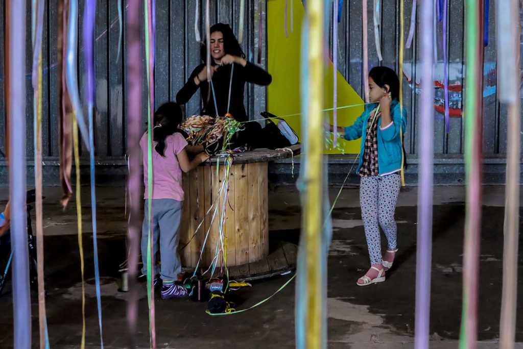 Só escapo pela porta da saída. Performance duracional realizada em 2016, dentro da instalação TENDA, da artista italiana Valéria Sanguini, no MAAM, Museo dell'Altro e dell'Altrove di Metropoliz), em Roma (IT). Ação movida: desenredar os fios de olhos fechados. Foto: Federico Riva