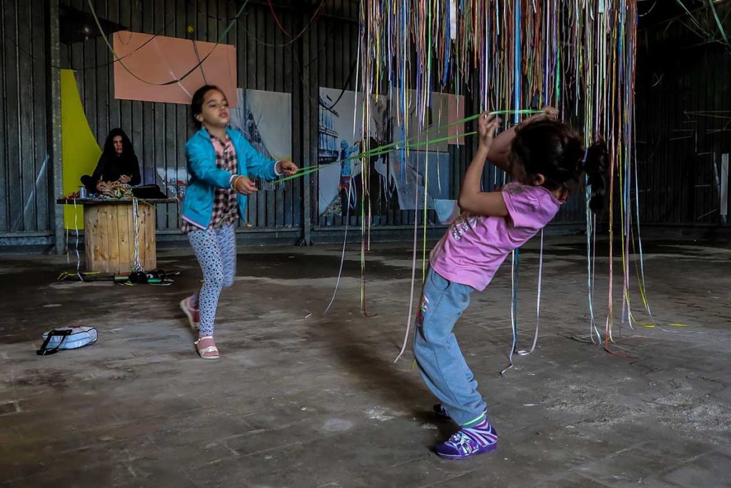 Só escapo pela porta da saída. Performance duracional realizada em 2016, dentro da instalação TENDA, da artista italiana Valéria Sanguini, no MAAM, Museo dell'Altro e dell'Altrove di Metropoliz), em Roma (IT). Ação movida: desenredar os fios de olhos fechados. Foto: Federico Riva