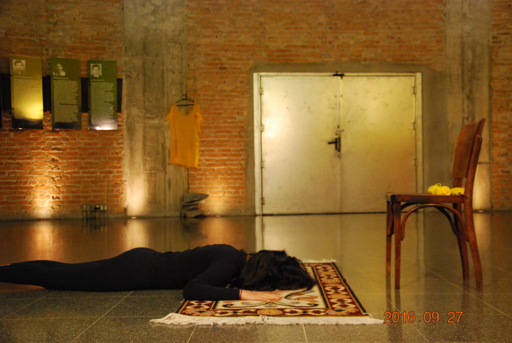 Tentativa#2. Performance duracional. Ações movidas: carregar as pedras, andando nelas. Tricotar com olhos fechados.  Ação realizada no TUCARENA, SP, Brasil, durante a Semana das Artes do Corpo (2017). Foto: Bianca Hisse