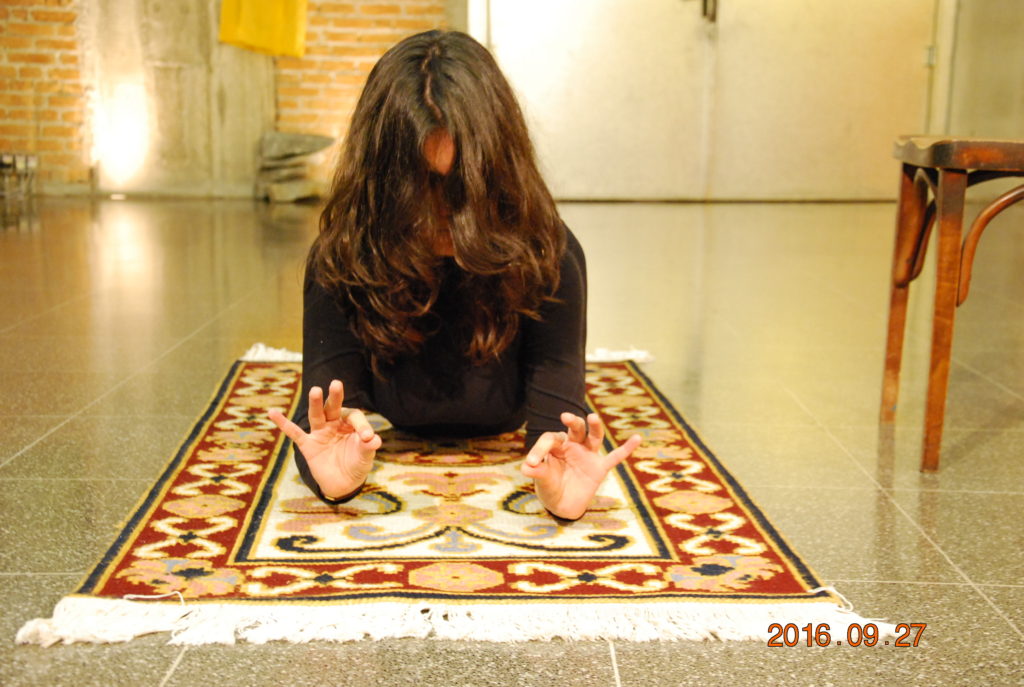 Tentativa#2. Performance duracional. Ações movidas: carregar as pedras, andando nelas. Tricotar com olhos fechados.  Ação realizada no TUCARENA, SP, Brasil, durante a Semana das Artes do Corpo (2017). Foto: Bianca Hisse