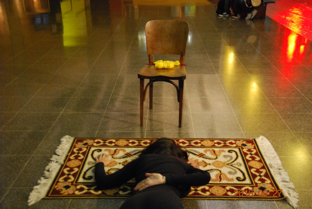 Tentativa#2. Performance duracional. Ações movidas: carregar as pedras, andando nelas. Tricotar com olhos fechados.  Ação realizada no TUCARENA, SP, Brasil, durante a Semana das Artes do Corpo (2017). Foto: Bianca Hisse