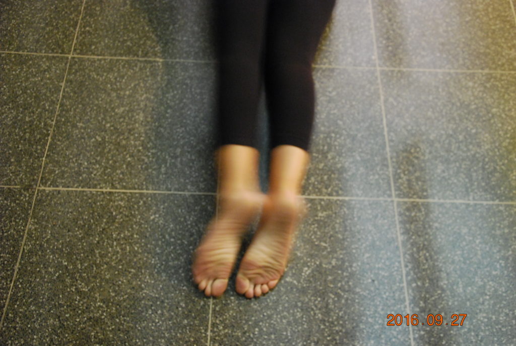 Tentativa#2. Performance duracional. Ações movidas: carregar as pedras, andando nelas. Tricotar com olhos fechados.  Ação realizada no TUCARENA, SP, Brasil, durante a Semana das Artes do Corpo (2017). Foto: Bianca Hisse